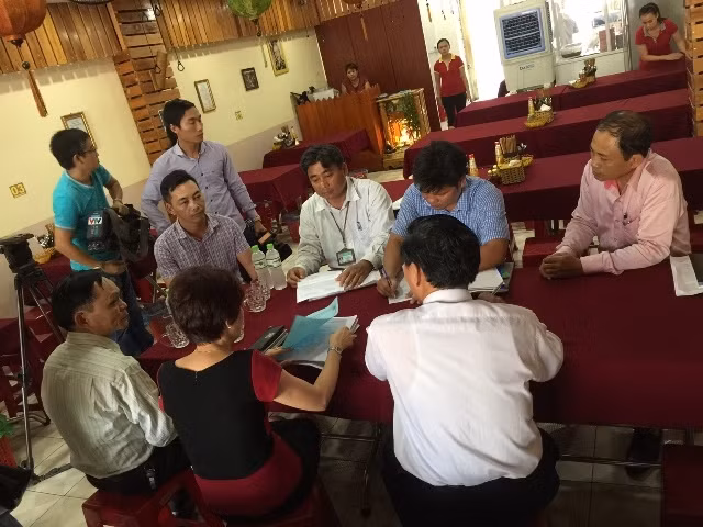 Lực lượng chức năng kiểm tra tại quán cơm gà sau khi nghi gây ngộ độc thực phẩm.