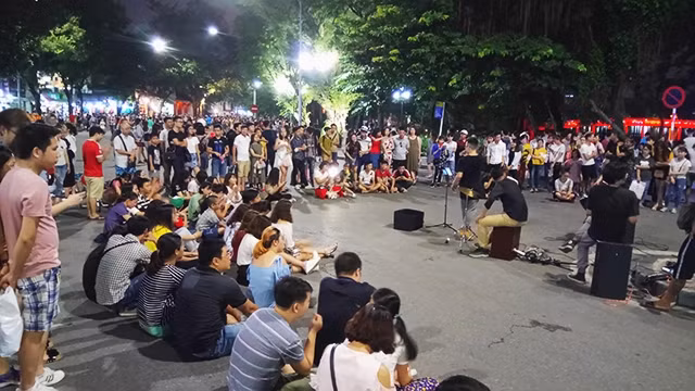 Cần giãn các điểm biểu diễn âm nhạc trên phố đi bộ quanh Hồ Gươm để giảm tải âm thanh. Ảnh: QUANG HƯNG 