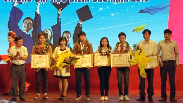 Lãnh đạo Ban Tuyên giáo Tỉnh ủy trao Bằng khen, phần thưởng cho học sinh, giáo viên đoạt giải quốc tế.