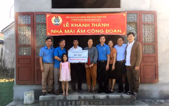Đại diện lãnh đạo Liên đoàn Lao động các cấp tỉnh Thừa Thiên Huế trao tặng Nhà mái ấm công đoàn cho đoàn viên có hoàn cảnh khó khăn.