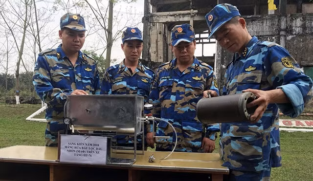 Chỉ huy Ðại đội 16, Tiểu đoàn 1047, Lữ đoàn 147 hướng dẫn chiến sĩ sử dụng sáng kiến cải tiến kỹ thuật.