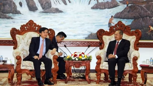 Đồng chí Đoàn Minh Huấn (trái) khẳng định Tạp chí Cộng sản và Tạp chí Alounmai tiếp tục hợp tác chặt chẽ, đặc biệt là trao đổi các kinh nghiệm thực tiễn trong công tác lý luận chính trị, nghiệp vụ tại