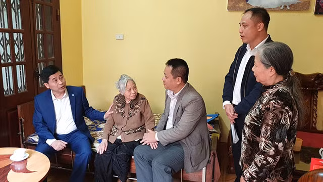 Đồng chí Phạm Song Hà cùng lãnh đạo TP Nam Định thăm hỏi, tặng quà Tết Bà mẹ Việt Nam Anh hùng Chu Thị Ấu (phường Hạ Long, TP Nam Định).