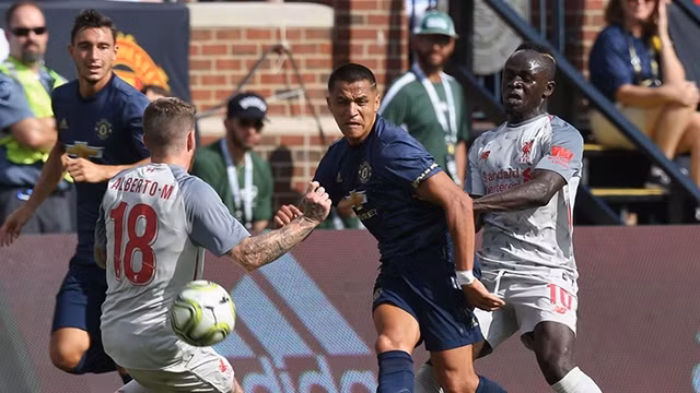 Với một đội hình quá trẻ và yếu, Man United (áo sẫm) thua tan tác trước Liverpool tại ICC 2018.