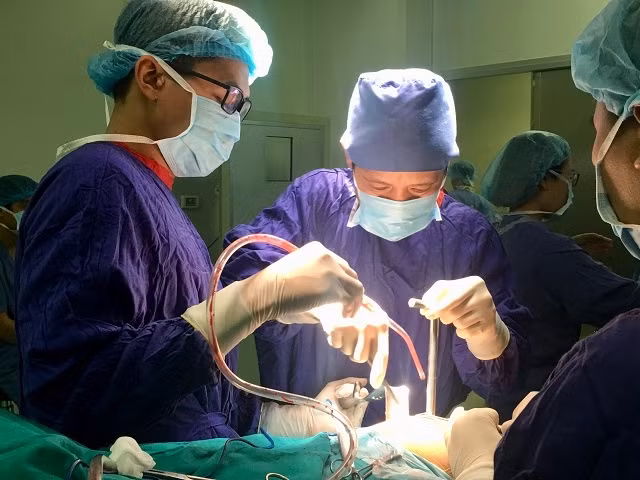 Các bác sĩ tiến hành thay khớp háng cho cụ ông 92 tuổi.