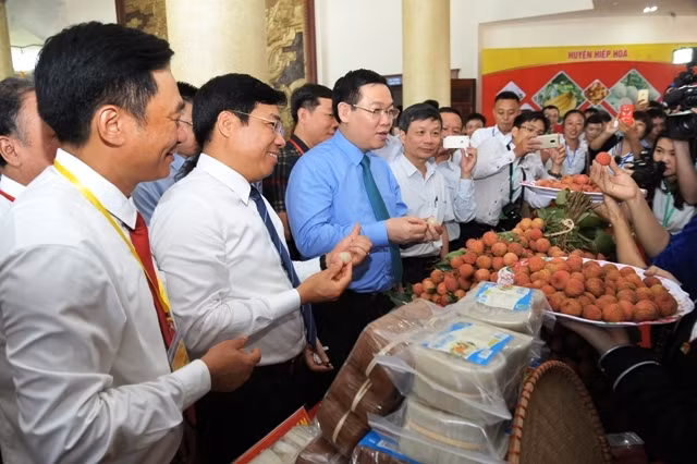 Đồng chí Vương Đình Huệ cùng lãnh đạo tỉnh Bắc Giang thăm gian hàng nông sản tại diễn đàn.
