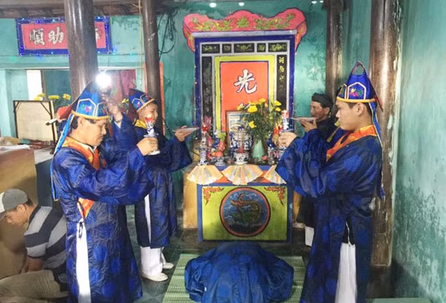 Các vị cao niên của làng thành khẩn cầu ngư.
