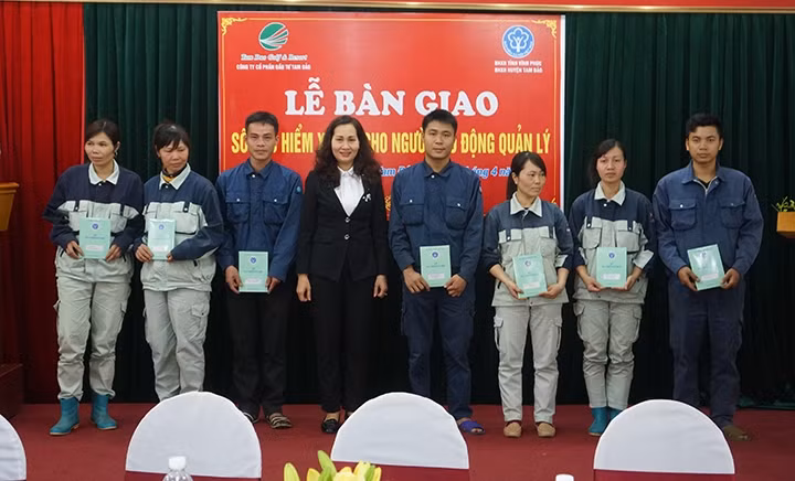 Đại diện BHXH tỉnh Vĩnh Phúc bàn giao sổ BHXH cho người lao động. Ảnh: PHẠM CHÍNH