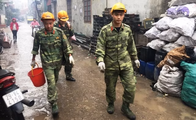 Các lực lượng thu gom vật liệu nổ.