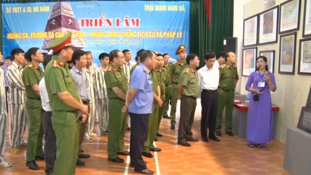 Các đồng chí lãnh đạo tỉnh Hà Nam, cán bộ Tổng cục 8, Bộ Công an, cán bộ và phạm nhân trại giam Nam Hà tham quan triển lãm.