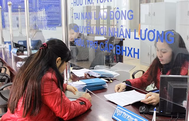 Người dân đến làm thủ tục tại bộ phận một cửa Bảo hiểm xã hội Lào Cai.