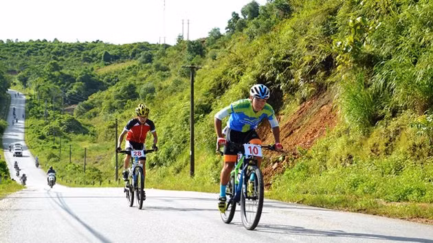 Hơn 100 tay đua xe đạp địa hình khám phá Lũng Pô