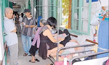 Nhiều người bệnh phải điều trị tại hành lang Bệnh viện Xanh Pôn.