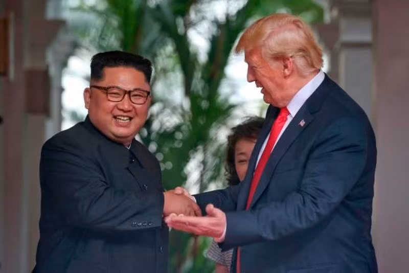 Tổng thống Mỹ Donald Trump và nhà lãnh đạo Triều Tiên Kim Jong-un bắt tay nhau tại khách sạn Capella, ngày 12-6. (Ảnh: Reuters)