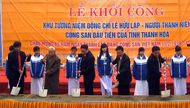 Các đại biểu động thổ, khởi công xây dựng khu tưởng niệm.