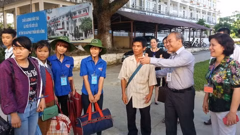 Trưởng Ban Chỉ đạo kỳ thi THPT quốc gia Nguyễn Vinh Hiển kiểm tra việc bảo đảm các điều kiện cho thí sinh dự thi tại Trường ĐH Tân Trào.