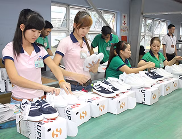 Sản xuất giày da tại Công ty cổ phần công nghiệp Đông Hưng (thị xã Dĩ An, Bình Dương).
