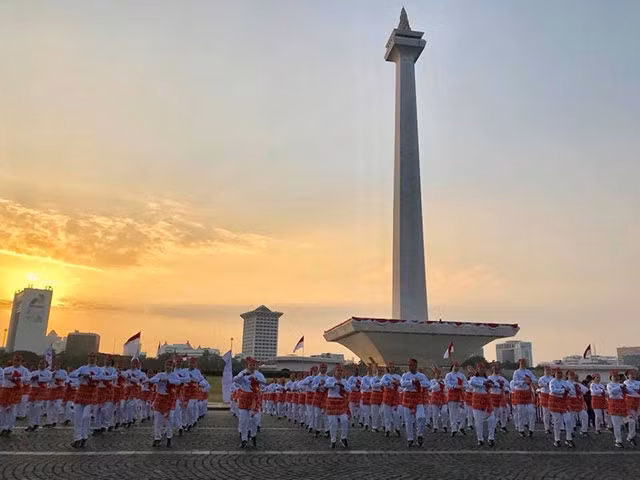 65 nghìn người tập trung tại Quảng trường Monas chuẩn bị cho lễ lập kỷ lục Guiness và phát động “Ngày không xe hơi ASEAN”. (Ảnh: BTK ASEAN) 