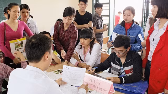 Để hạn chế tình trạng lao động bỏ trốn bất hợp pháp, cần siết lại quy định trong tuyển chọn. Ảnh: SONG ANH