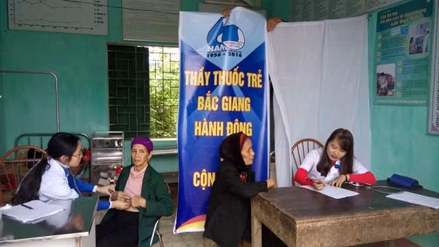 Khám và tư vấn sức khỏe cho người nghèo ở Bắc Giang.
