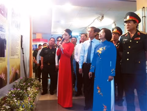 Các đại biểu xem triển lãm.