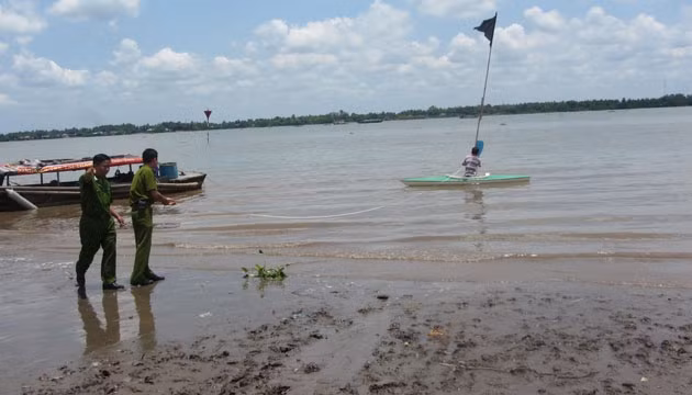 Công an TP Cần Thơ tại hiện trường điều tra vụ đuối nước. 