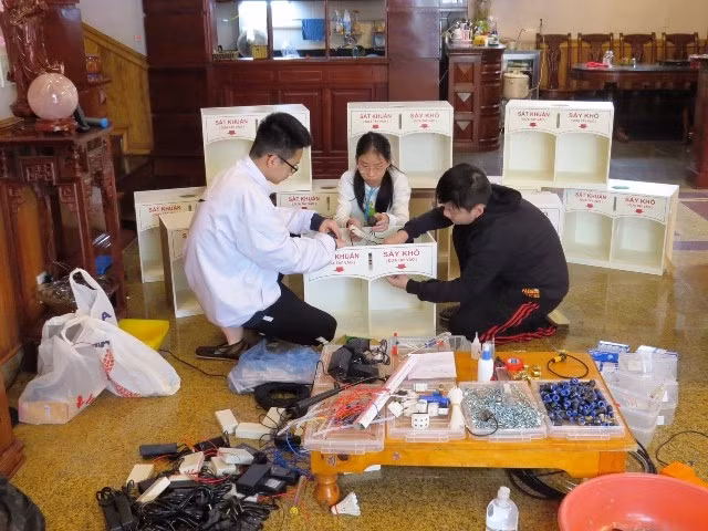 Các học sinh phổ thông TP Thái Bình lắp đặt máy khử khuẩn đa năng.
