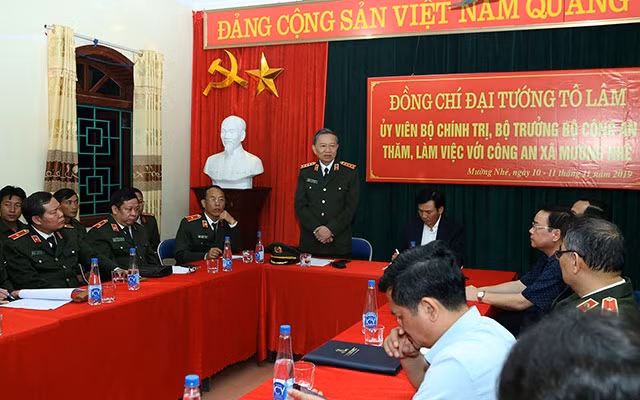 Bộ trưởng Công an Tô Lâm và đoàn công tác làm việc với Ban Công an xã Mường Nhé.