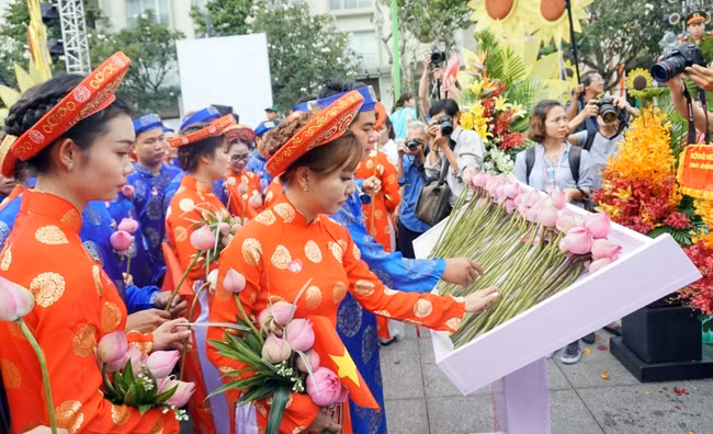 Lễ cưới tập thể được Trung tâm Hỗ trợ thanh niên công nhân khởi xướng và duy trì liên tục 10 năm qua, se duyên cho hơn 1.400 thanh niên, công nhân có hoàn cảnh khó khăn.