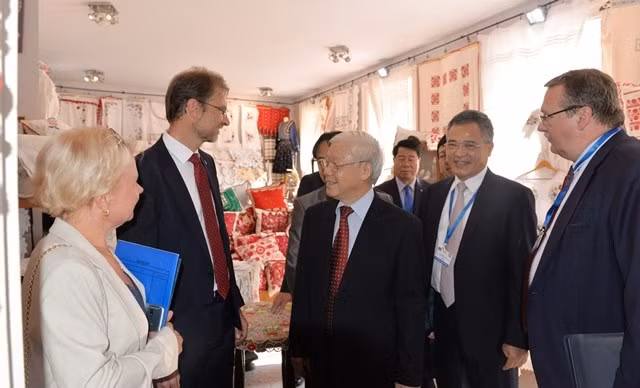 Tổng Bí thư Nguyễn Phú Trọng tham quan phố cổ Szentendre.