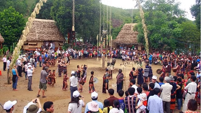 Lễ hội các dân tộc Tây Nguyên được tái hiện tại Làng Văn hóa - Du lịch các dân tộc Việt Nam.