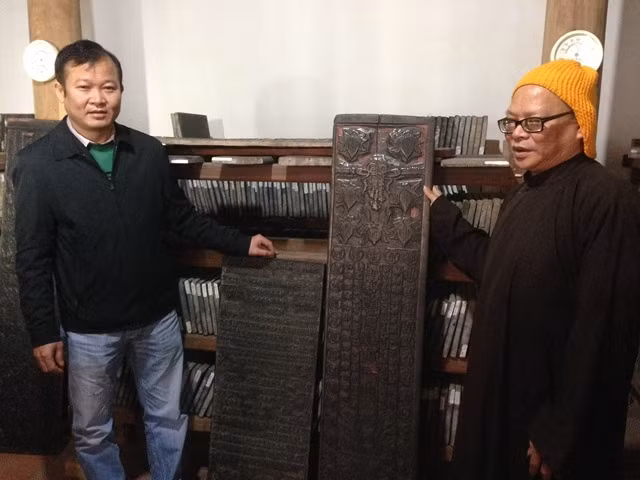 Ông Nguyễn Đại Lượng cùng Thượng toạ Thích Túc Hòa, người từ nhỏ từng tu hành tại chùa tổ Bổ Đà giới thiệu về kho ván kinh.