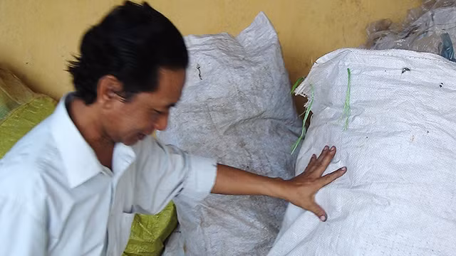 Ông Đỗ Văn Thái trong khu để các bao rác, phế liệu chờ xử lý.