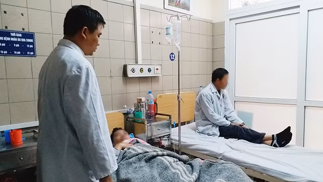 Thăm khám cho bệnh nhân ngộ độc rượu tại Trung tâm Chống độc.