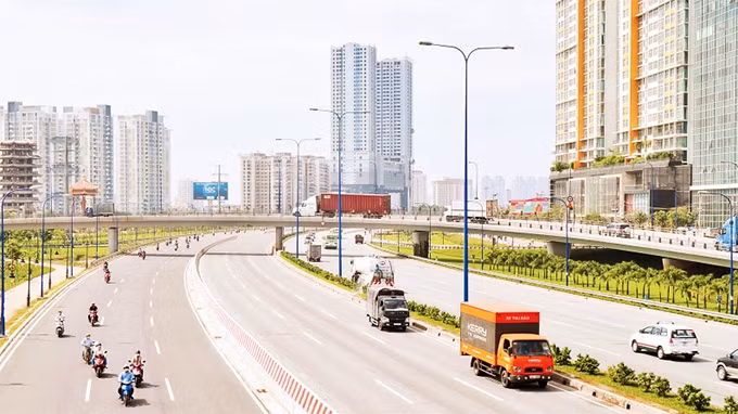 Ðường Phạm Văn Ðồng được đầu tư mở rộng, góp phần đáng kể trong việc giảm ùn tắc giao thông.