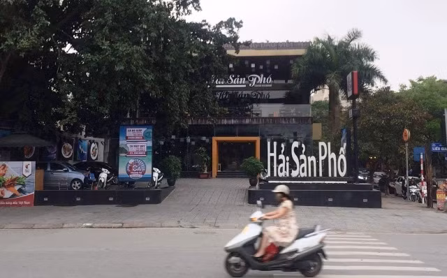 Nhà hàng ngang nhiên mọc lên trên khu đất dự án xây dựng bãi đỗ xe tĩnh để giảm áp lực giao thông cho TP Hà Nội.