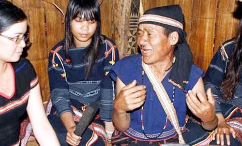 Già làng kể Khan sử thi cho dân làng nghe.