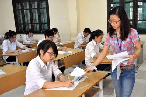 Thí sinh làm thủ tục thi môn Ngữ văn tại Hội đồng thi Trường THPT Thăng Long (Hà Nội).  Ảnh: DUY LINH