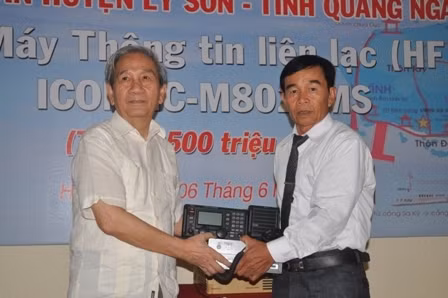 Trường đại học Kinh doanh và Công nghệ Hà Nội trao tặng máy thông tin liên lạc cho huyện đảo Lý Sơn.