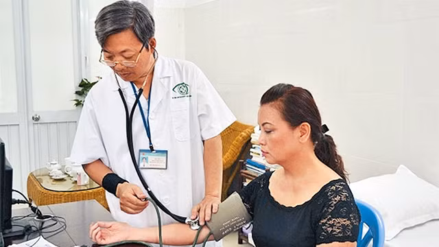 Bác sĩ Bệnh viện đa khoa Hòe Nhai khám, điều trị cho người bệnh. Ảnh: Nguyễn Hạnh