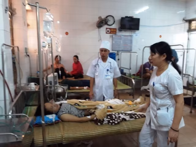 Các công nhân đang được điều trị tại Trung tâm y tế huyện Trấn Yên.