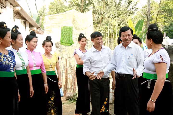 Lãnh đạo huyện Mường Ảng gặp gỡ, động viên nhân dân bản Hón, thị trấn Mường Ảng tích cực lao động sản xuất, ổn định cuộc sống.