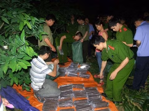 Lực lượng chức năng kiểm đếm số thuốc nổ thu giữ trong vụ án.