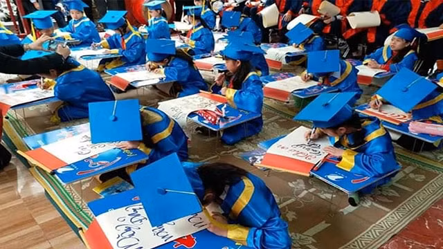 Học sinh khai bút ở đền Hạ, phường Thượng Lý, quận Hồng Bàng (TP Hải Phòng).