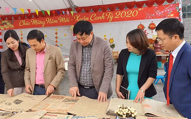 Các đại biểu tham quan các không gian trưng bày sách, báo, mỹ thuật, nhiếp ảnh tại Triển lãm.