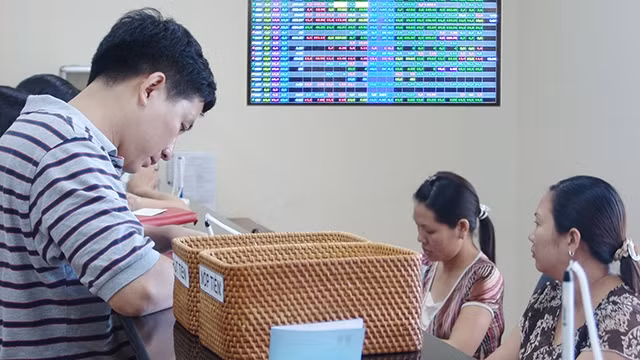 Nhà đầu tư bắt đầu chốt lời nhiều hơn và đẩy nhiều cổ phiếu quay đầu giảm giá. Ảnh: NG.NAM