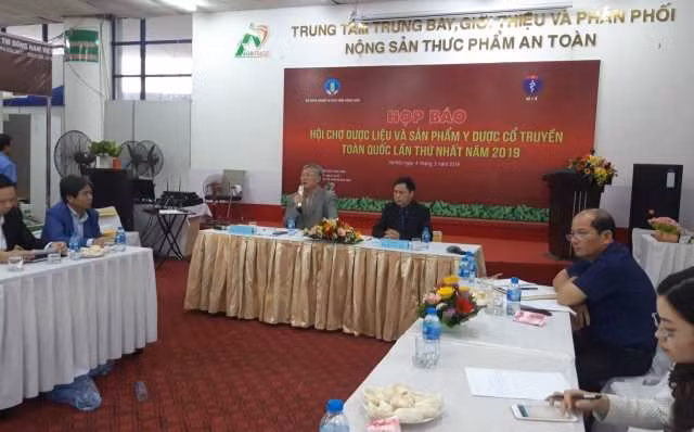 Họp báo chia sẻ thông tin về Hội chợ dược liệu và sản phẩm y dược cổ truyền toàn quốc lần thứ nhất năm 2019. 