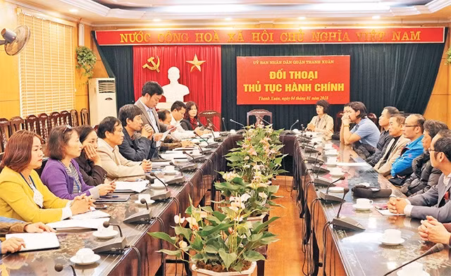 Buổi đối thoại về thủ tục hành chính giữa đại diện UBND quận Thanh Xuân với người dân. Ảnh: HÀ THU