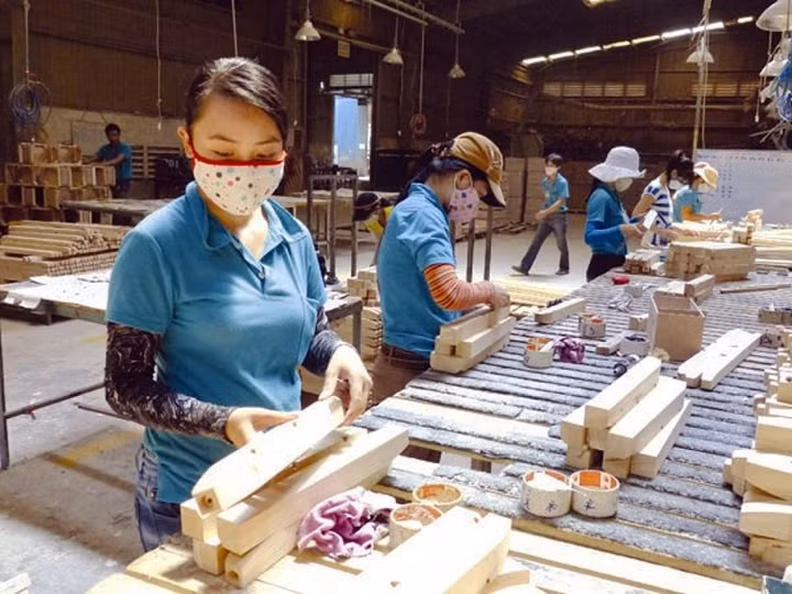 Sản phẩm gỗ xuất khẩu của các doanh nghiệp đang tăng trưởng nhanh. Ảnh: UYÊN VIỄN