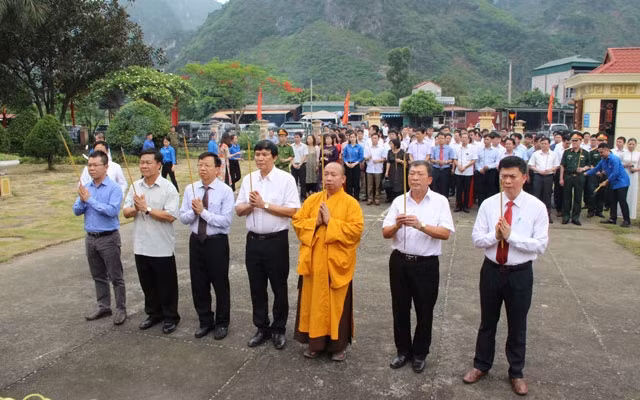 Các đại biểu dâng hương tại đài Chi Lăng.
